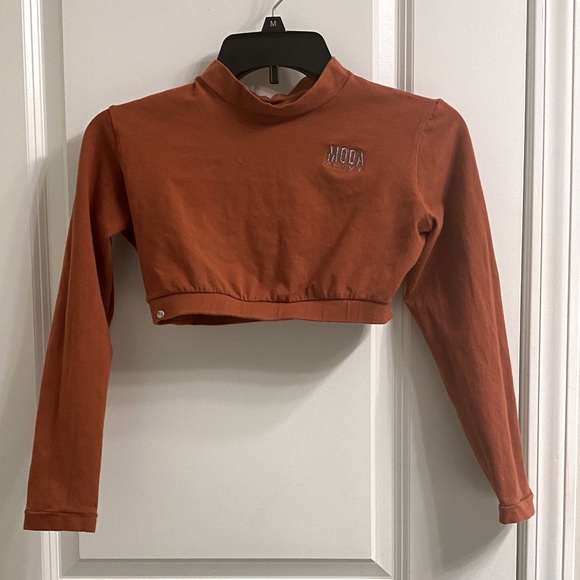 Moda Prima crop long sleeve top. - Picture 1 of 6